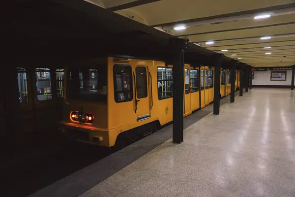 Oudste Metro Metro Boedapest Hongarije Hosok Tere Heldenplein — Stockfoto