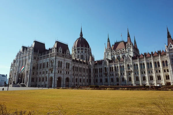 Budapeşte 'deki Macar parlamento binası - güneşli yaz günü