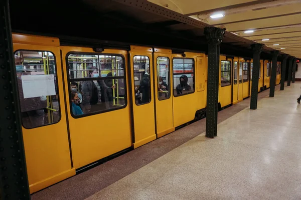 Oudste Metro Metro Boedapest Hongarije Hosok Tere Heldenplein Mensen Met — Stockfoto