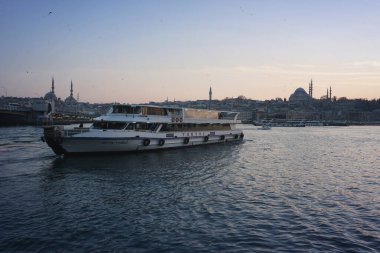 İstanbul 'da İstanbul Boğazı' ndaki feribot ve arka planda camiler - İstanbul 'da günbatımı (Türkiye))