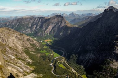 Avrupa 'nın en yüksek dikey kaya yüzeyi olan Trol Duvarı' ndan hava manzarası Norveç 'in vadisi ve manzarası