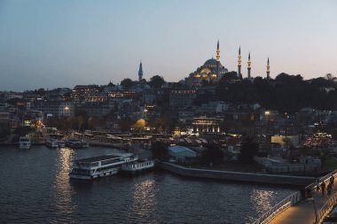 Akşamları mavi cami - İstanbul şehrinin ışıkları - köprüden hava manzarası - deniz trafiği
