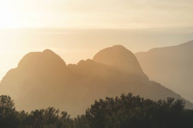 Arka planda dağlarla kentin üzerinde gün batımı (Antalya, Türkiye) - Türk kamu konutları