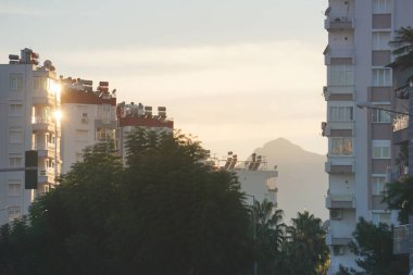 Arka planda dağlarla kentin üzerinde gün batımı (Antalya, Türkiye) - Türk kamu konutları