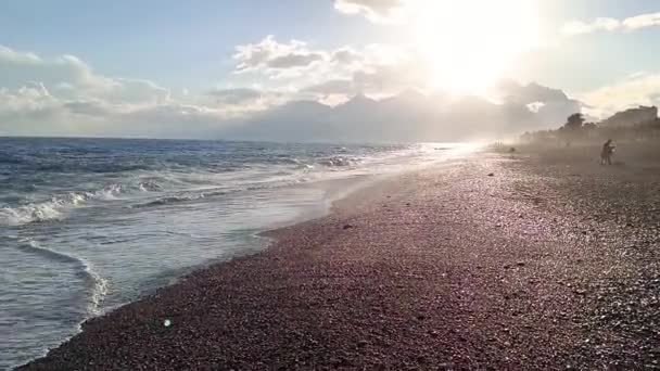 Sunset Βόλτα Στην Παραλία Βότσαλα Κύματα Έρχονται Ψηλά Βουνά Στο — Αρχείο Βίντεο