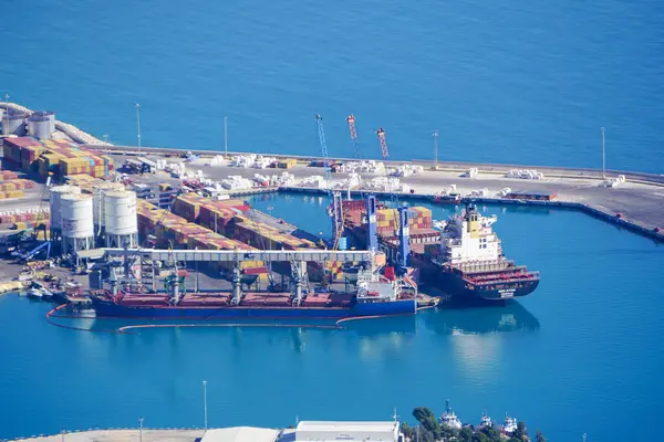 Türkiye 'nin Antalya limanında hava aracı manzaralı sanayi bölgesi temiz mavi okyanus suyu olan kargo gemileri