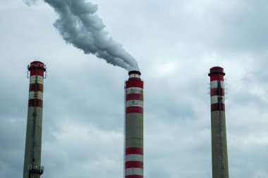 Kömür santralinin bacaları - hava kirliliği - karanlık gökyüzü - küresel ısınma