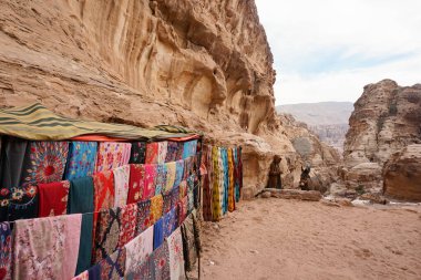 Petra, Ürdün 'deki Doğu halı pazarının fotoğrafçılığı - Petra' nın kumlu dağlarında renkli Orta Doğu sanat örtüleri