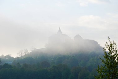 Pardubice (Çek Cumhuriyeti) yakınlarındaki Kuneticka dağlık kalesinde puslu bir sabah - tepedeki sis şatosu