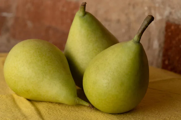 Zielone Gruszki Małe Żółtym Stole Jest Owoc Owocu Ekologicznego — Zdjęcie stockowe