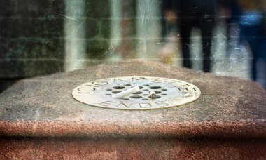 Halka açık kül ağacının soyut görüntüsü, sığ alan derinliği ve Çoklu Doku Maruziyeti olan sigara tomurcukları.