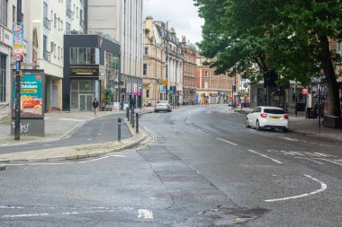Bristol, İngiltere - 6 Temmuz 2024: Bristol, İngiltere 'deki Baldwin Caddesi manzarası, bulutlu bir günde tarihi ve modern binaların, sokak işaretlerinin ve hafif trafiğin bir karışımını gösteriyor