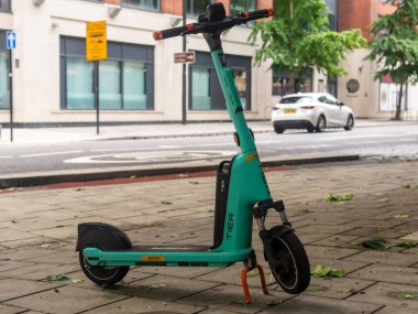 Bristol, İngiltere - 6 Temmuz 2024: Bristol, İngiltere 'de bir şehir caddesinde park halindeki elektrikli scooter,