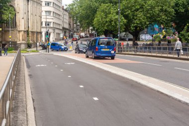 Bristol, İngiltere - 6 Temmuz 2024: Bristol, İngiltere 'deki Bristol Köprüsü' nden güneşli bir günde arabaları, bisikletçileri ve yayaları gösteren manzara