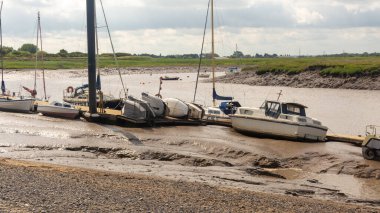 Burnham-on-Sea 'deki Low Tide' da demirlemiş botlar - Burnham-on-Sea 'nin çamurlu kıyılarında dinlenen teknelerin resimsel bir sahnesi, yemyeşil sular altında ve bulutlu bir arka plan sağlayan