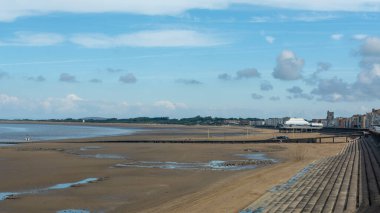 Burnham-on-Sea 'nin manzaralı sahili - Burnham-on-Sea' nin panoramik manzarası, genişleyen kumlu sahili, ikonik pavyonu ve tüylü bulutlarla kaplı parlak mavi gökyüzü altındaki büyüleyici şehir manzarası