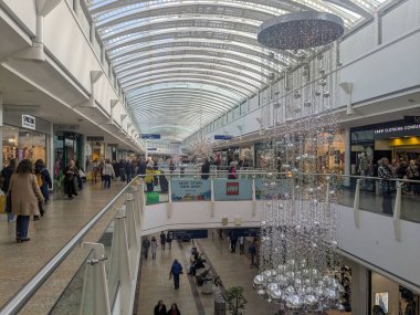Bristol, İngiltere - 28 Kasım 2024: Cribbs Causeway A 'da alışveriş yapanlar, Cribbs Causeway' de sıradan bir gün, alışveriş merkezinin keyfini çıkaranlar, Noel süslemeleri