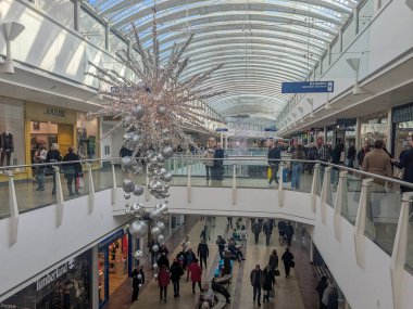 Bristol, İngiltere - 28 Kasım 2024: Cribbs Causeway B 'de alışveriş yapanlar, Cribbs Causeway' de sıradan bir gün, alışveriş merkezinin keyfini çıkaranlar, Noel süslemeleri