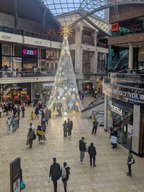 Bristol, İngiltere - 01 Aralık 2024: Cabot Circus Bristol - Şenlikli Noel Dekorasyonu ve Alışverişçileri