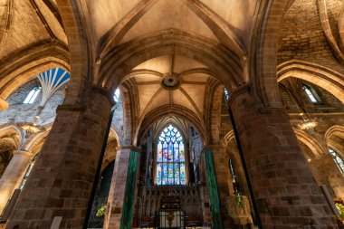 Edinburgh, İskoçya - 20 Kasım 2017: Edinburgh Katedrali 'nin görkemli iç mekanı, yüksek kemerli tavanlar, büyük taş sütunlar ve görkemli ve tarihsel önemi vurgulayan çarpıcı bir vitray.