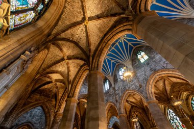 Edinburgh, İskoçya - 20 Kasım 2017: Edinburgh Katedrali 'nin görkemli iç mimarisi, yüksek kemerli tavanlar, büyük taş sütunlar ve çarpıcı vitray pencereler içerir. Avizeler bu tarihe biraz zarafet katıyor.