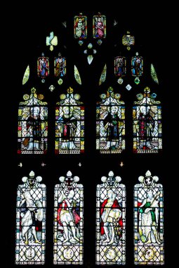 Langport, İngiltere - 23 Ocak 2017: Curry Rivel 'deki St. Andrew Kilisesi' nin içi, vitraylı pencereler