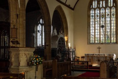 Langport, İngiltere - 23 Ocak 2017: Curry Rivel, Chancel ve Altar 'daki St. Andrew Kilisesi