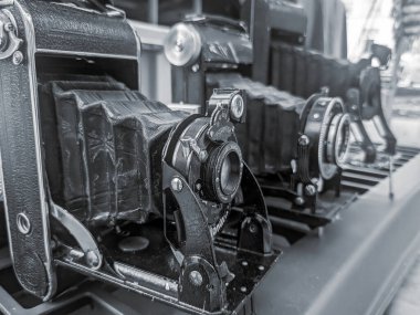 Klasik Kodak Özel Model A kameralarının yakın plan siyah beyaz görüntüsü.