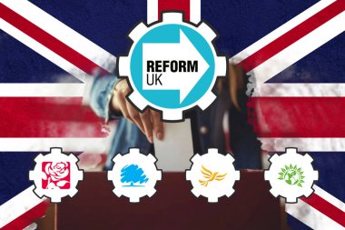 Bristol, İngiltere - 06 Mayıs 2025: İngiltere 'de Reform İngiltere' nin önde gelen seçim konsepti, oy kullanma sahnesi ve parti logoları, İngiltere 'de siyasi seçim ve demokrasiyi sembolize ediyor