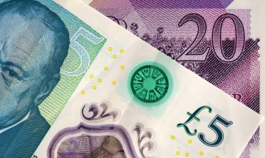Üstüste binen 5 ve 20 poundluk detaylı İngiliz polimer banknotları, gelişmiş güvenlik unsurları ve canlı tasarım özellikleri vurgulanıyor
