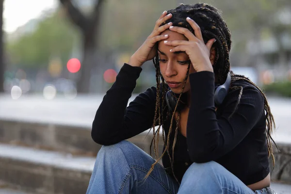 Trauriges Deprimiertes Studentenmädchen Das Mit Den Händen Auf Dem Kopf — Stockfoto