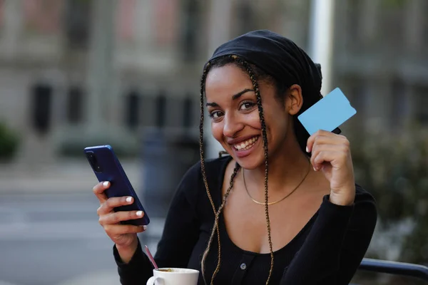Счастливая Женщина Делает Покупки Кредитной Картой Смотрит Камеру Сидя Открытой Стоковое Изображение