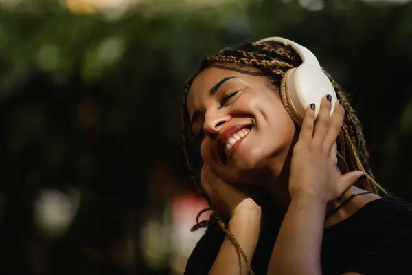 Улыбающаяся Женщина Расслабляется Наслаждаясь Слушая Музыку Наушниками Парке Лицензионные Стоковые Фото