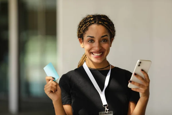 Портрет Улыбающейся Женщины Использующей Кредитную Карту Мобильный Телефон Покупки Онлайн Стоковая Картинка