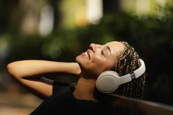 Расслабленная Молодая Женщина Слушает Музыку Наушниках Парке Стоковая Картинка
