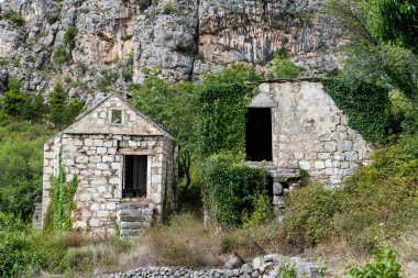 Hırvatistan 'ın Makarska kenti yakınlarındaki eski bina