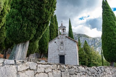 Hırvatistan 'ın Makarska kenti yakınlarındaki eski bina