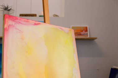 Resim stüdyosundaki tuvali boyayla kapat.