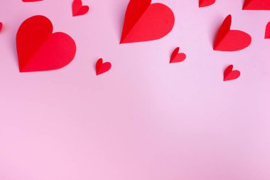 Pembe arka planda kırmızı kalpler. Düz plan, üst manzara. Uzayı kopyala Sevgililer Günü konsepti.