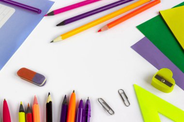 Beyaz bir arka planda okul malzemeleri. Metin için boşluk.