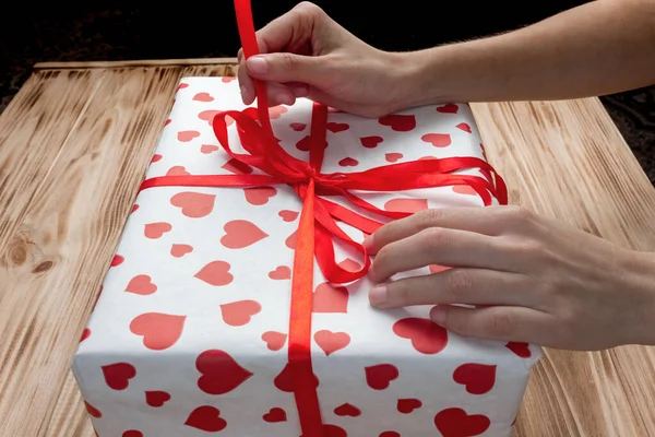 가슴을 상자의 리본을 줍니다 발렌타인데이 크리스마스 그리고 — 스톡 사진