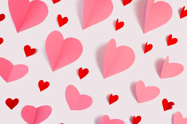 白を基調とした紙の赤とピンクのハートの模様 バレンタインデーのコンセプト — ストック写真