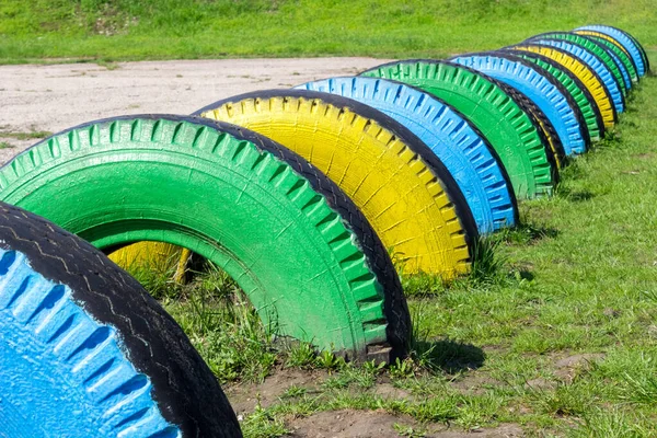 Yeşil Çimlerin Üzerinde Renkli Lastik Lastikler Çocuk Spor Sahası Parktaki — Stok fotoğraf