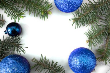 Beyaz arka planda noel ve yeni yıl düzeni. Çerçeve, köknar dalları ve oyuncaklardan yapılmıştır. Üst Manzara. Düz yatıyordu. Boşluğu kopyala.