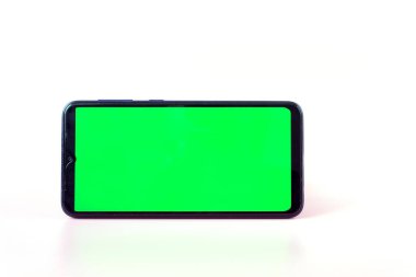 Beyaz arka planda yeşil ekranlı yatay pozisyonda akıllı telefon. Krom anahtar. Model.