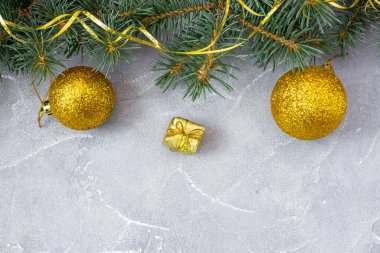 Yılbaşı ve yeni yıl planı beton arka planda. İçinde köknar dalı ve oyuncaklar olan bir kartpostal. Üst Manzara. Düz yatıyordu. Boşluğu kopyala.