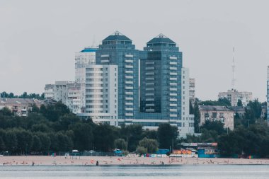 Şehrin merkez plajı ve Dinyeper Nehri manzarası. Zaporozhye, Ukrayna.