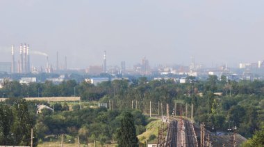 Sanayi şehri Zaporozhye, Ukrayna. Sis salınımı, hava kirliliği. Kötü bir çevresel durum. Metalurjik bitkiler.