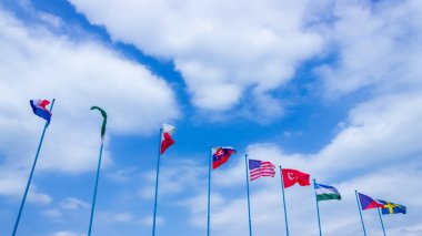 Mavi gökyüzünde Hollanda, Pakistan, Polonya, Slovakya, ABD, Türkiye, Özbekistan, Çek Cumhuriyeti ve İsveç bayrakları sallıyordu. Ülkelerin ve insanların dostluğu.