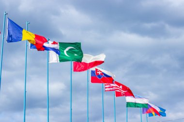 Mavi gökyüzünde Romanya, Hollanda, Pakistan, Polonya, Slovakya, ABD, Türkiye, Özbekistan, Çek Cumhuriyeti ve İsveç bayrakları sallıyordu. Ülkelerin ve insanların dostluğu.